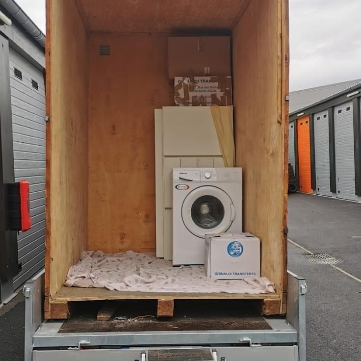 Vue intérieure d'une box de stockage mobile